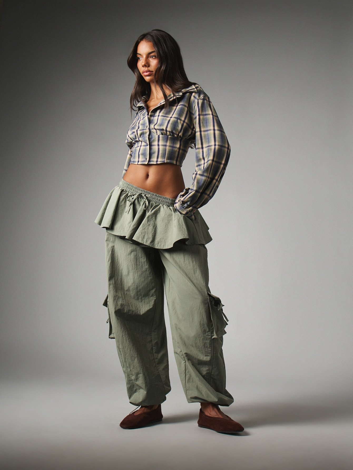 Pantalon cargo large avec jupe à volants