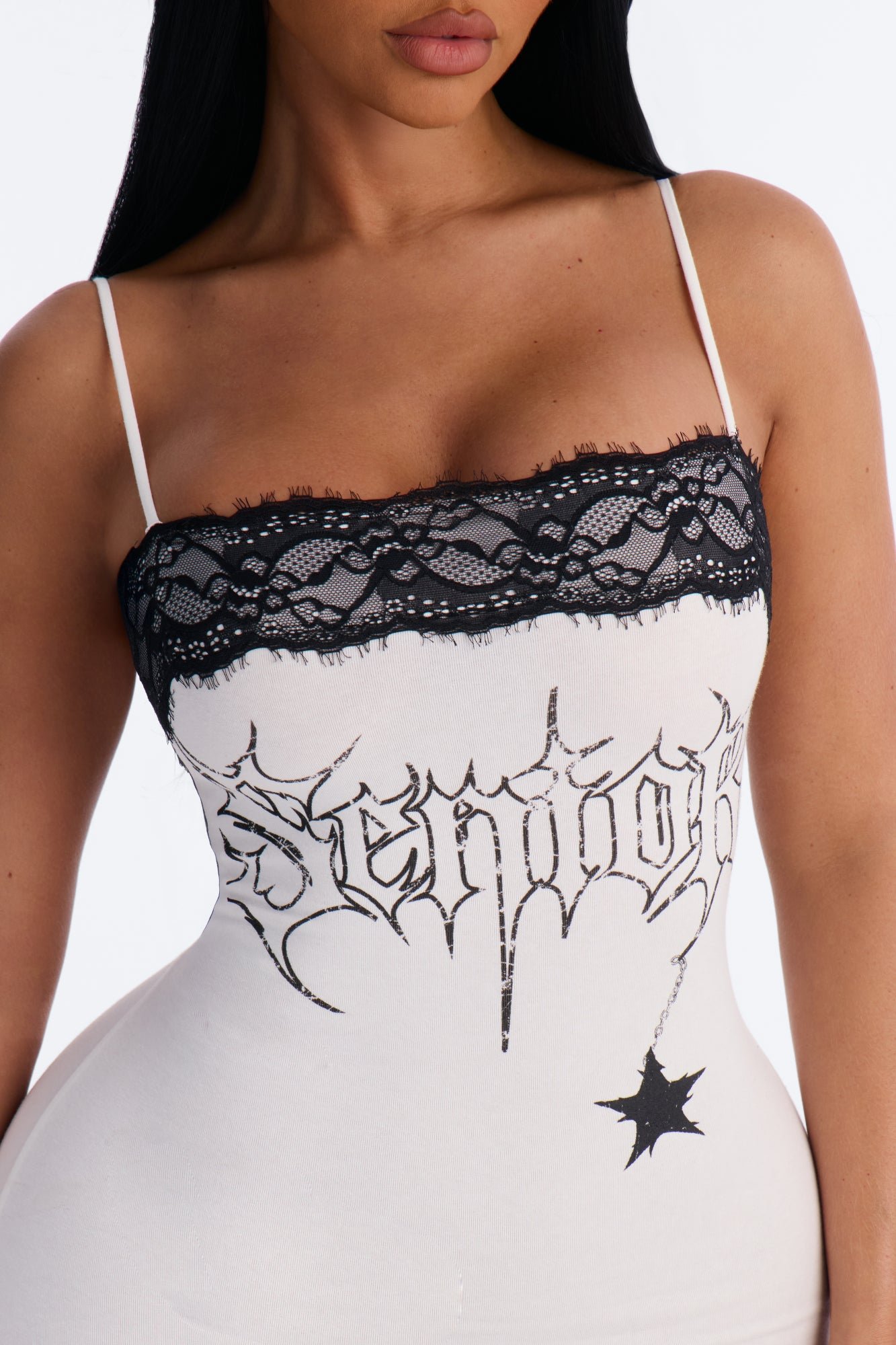 Robe courte en coton à bordure en dentelle