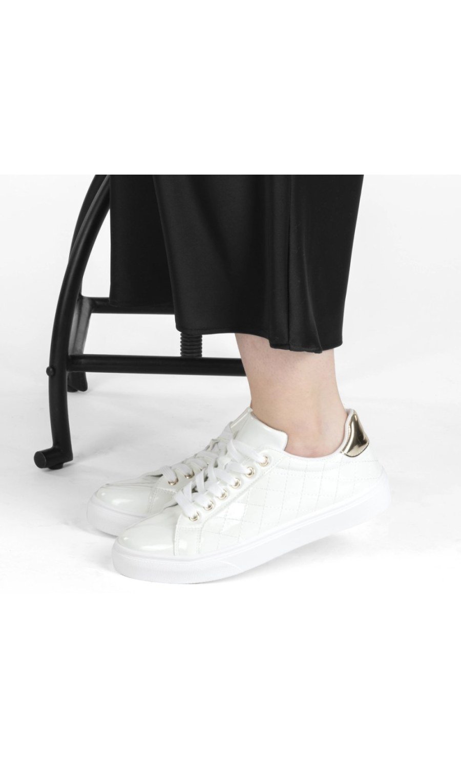 White quilted sneakers, gold heel tab
