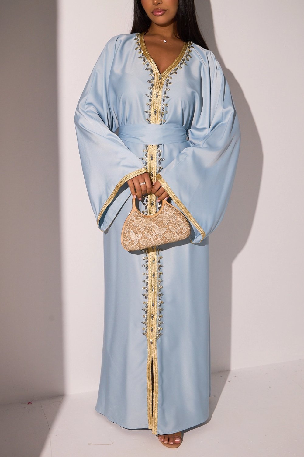 Abaya satinée à empiècement doré et strass bleu clair