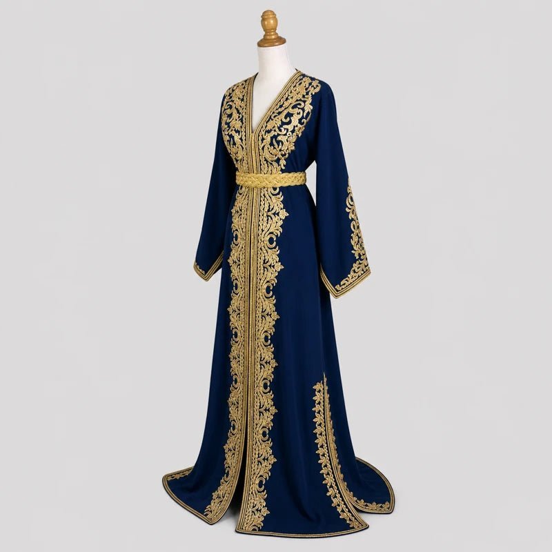 Caftan en crêpe de soie bleu marine brodé doré