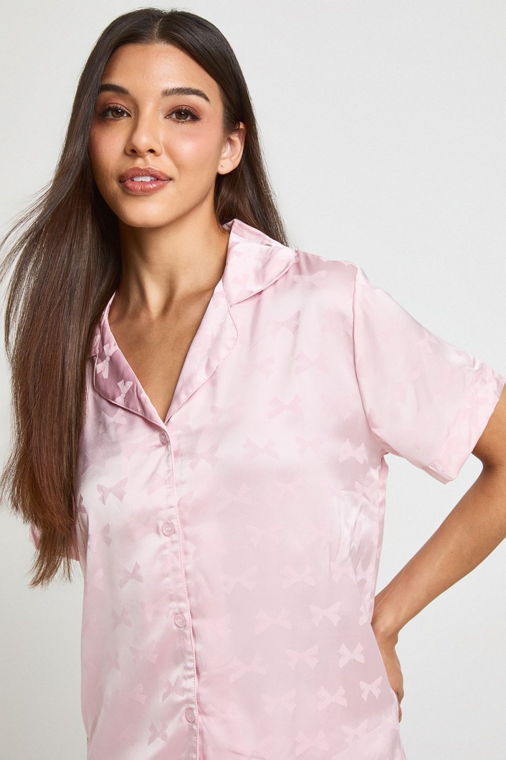 Pyjama chemise et short en satin jacquard à nœuds