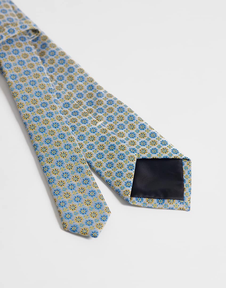 Cravate à fleurs et motifs géométriques