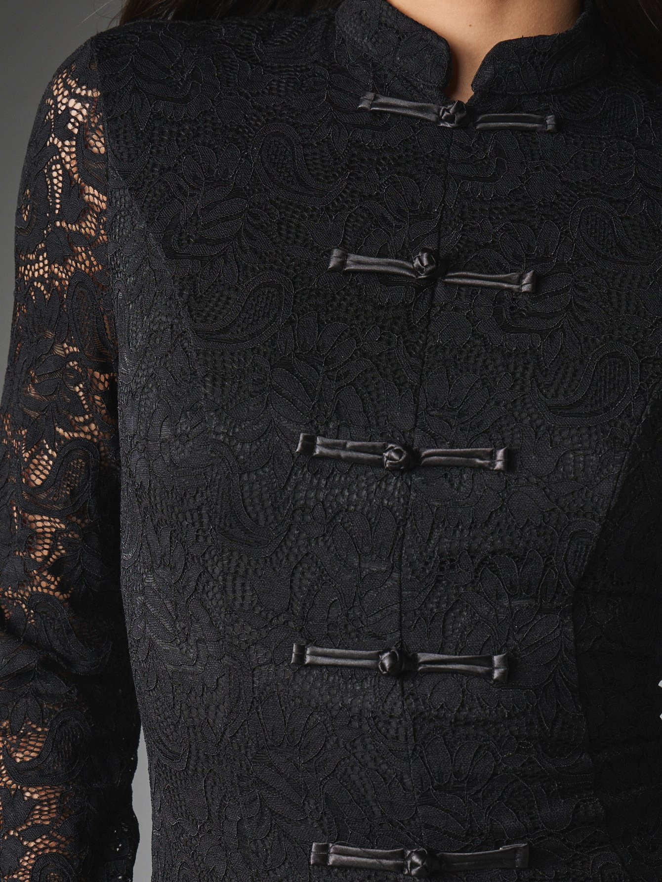 Robe Moulante Mini En Dentelle Avec Fermeture À Boutons Brandebourg