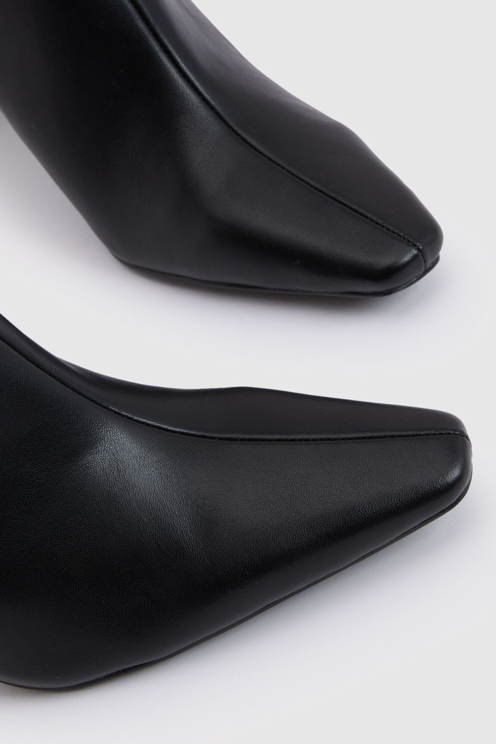 Pointed-toe flat knee-high boots