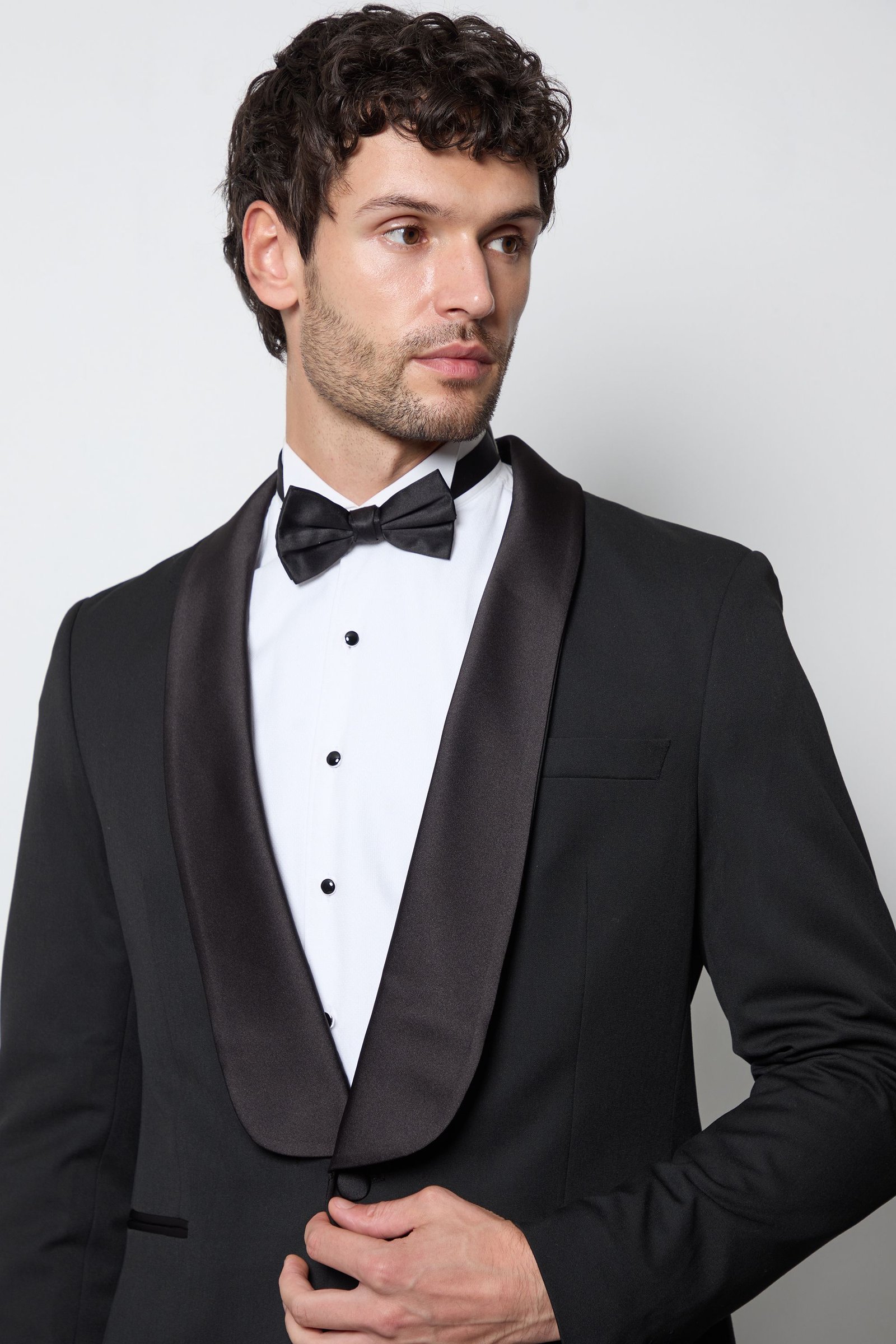Veste de soirée noire cintrée à revers larges