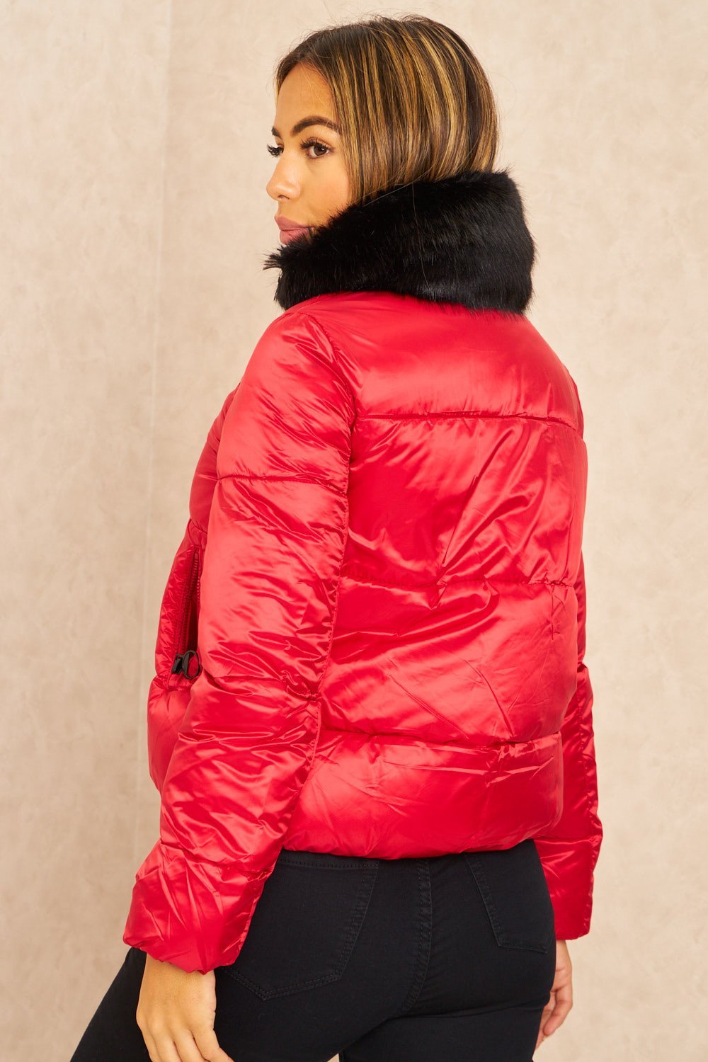 Doudoune courte en fausse fourrure rouge et noir
