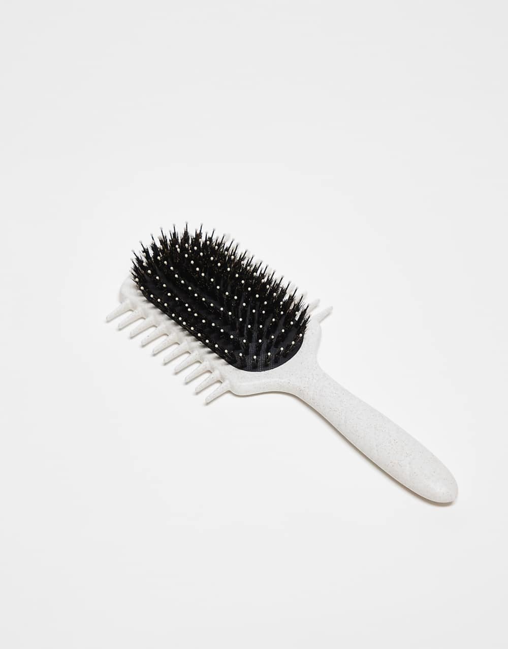 Flat brush for defining curls