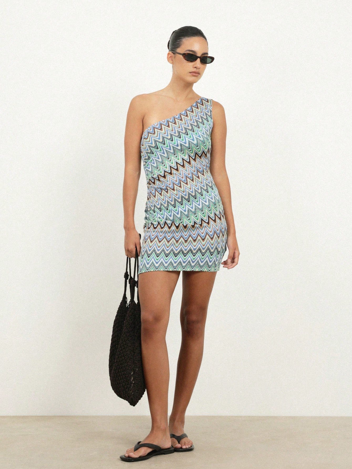 Robe mini moulante d'été à une épaule