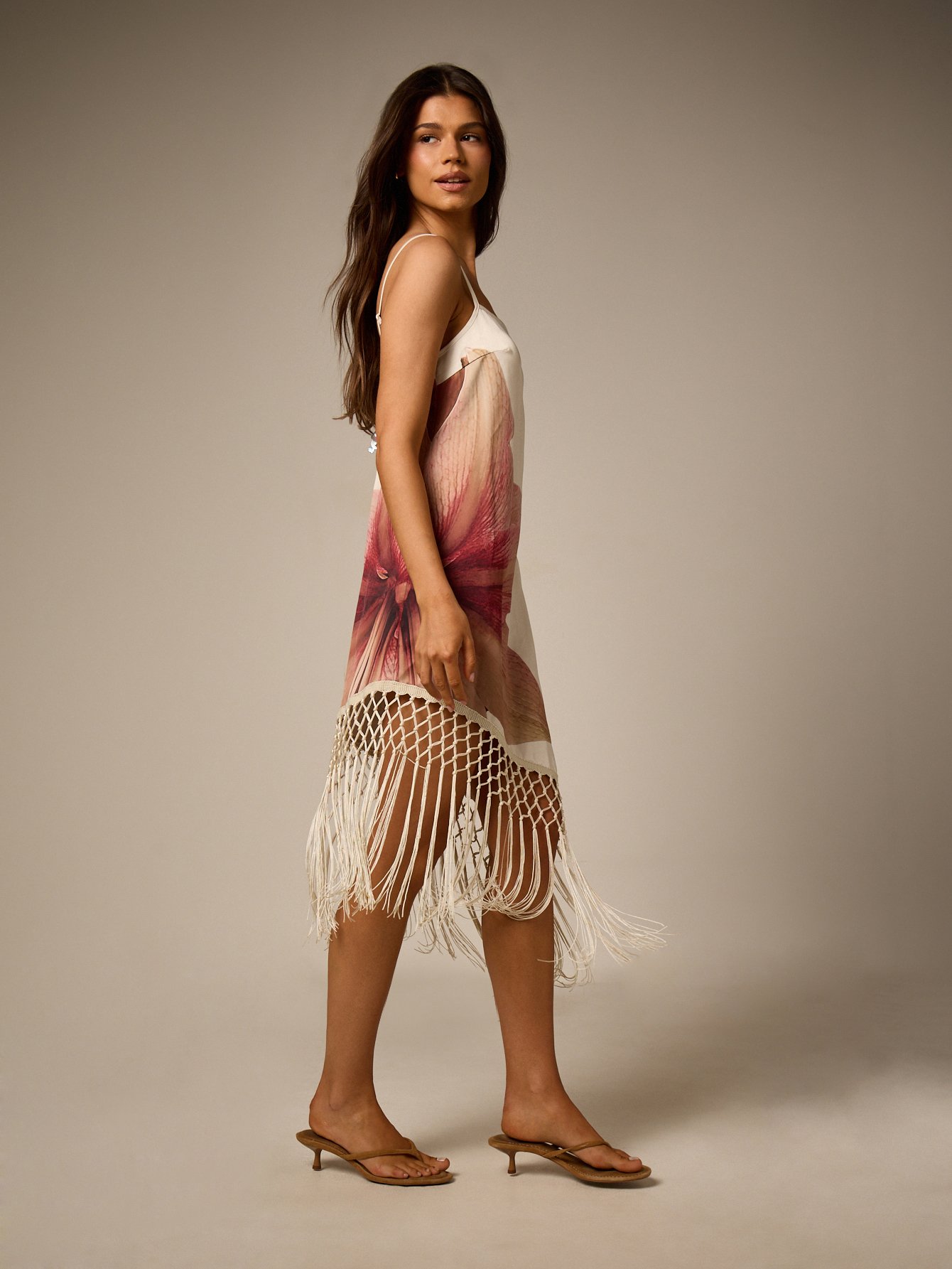 Robe mi-longue fleurie à bretelles fines