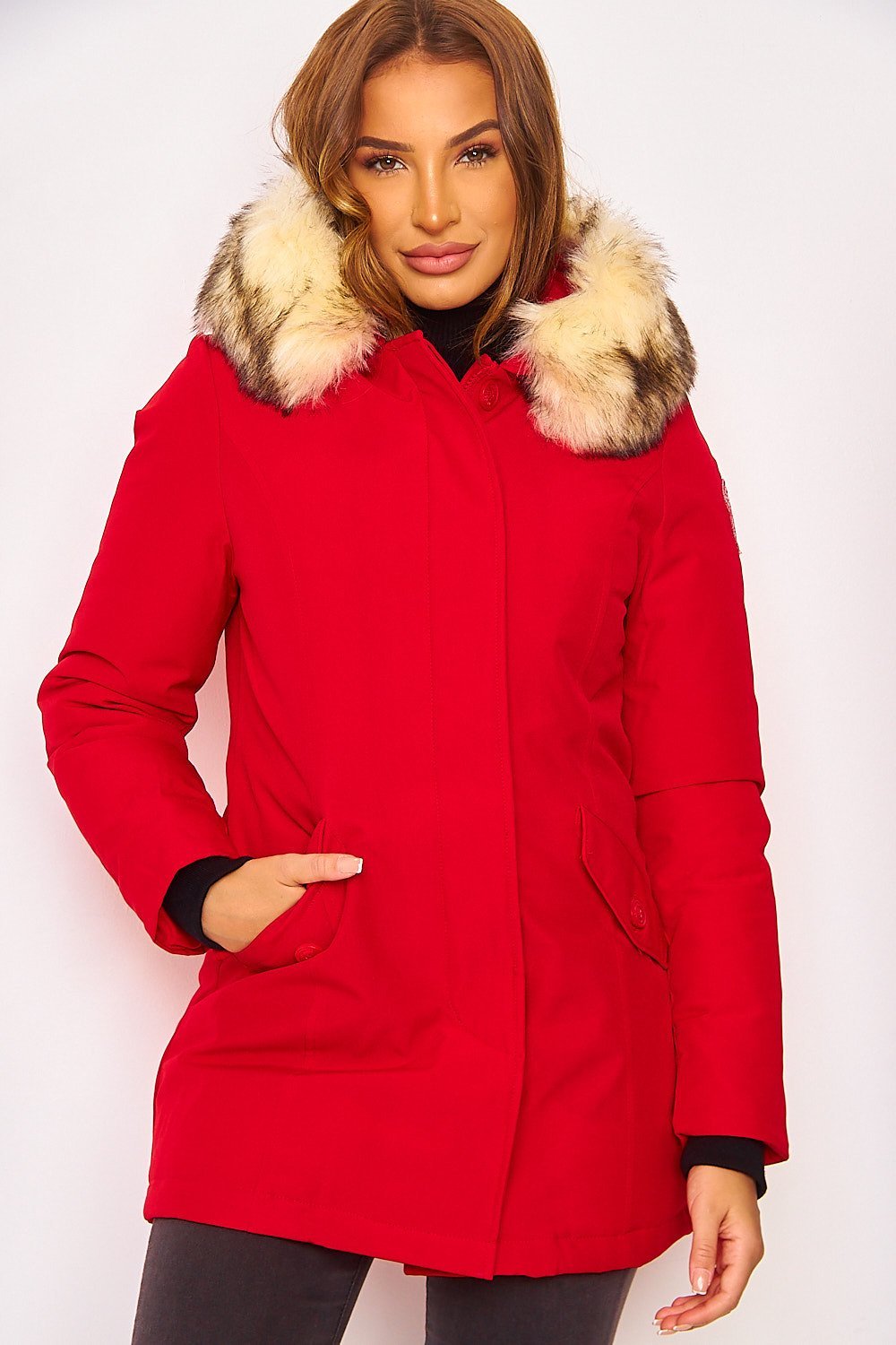 Parka mi-longue cintrée à capuche fourrée rouge