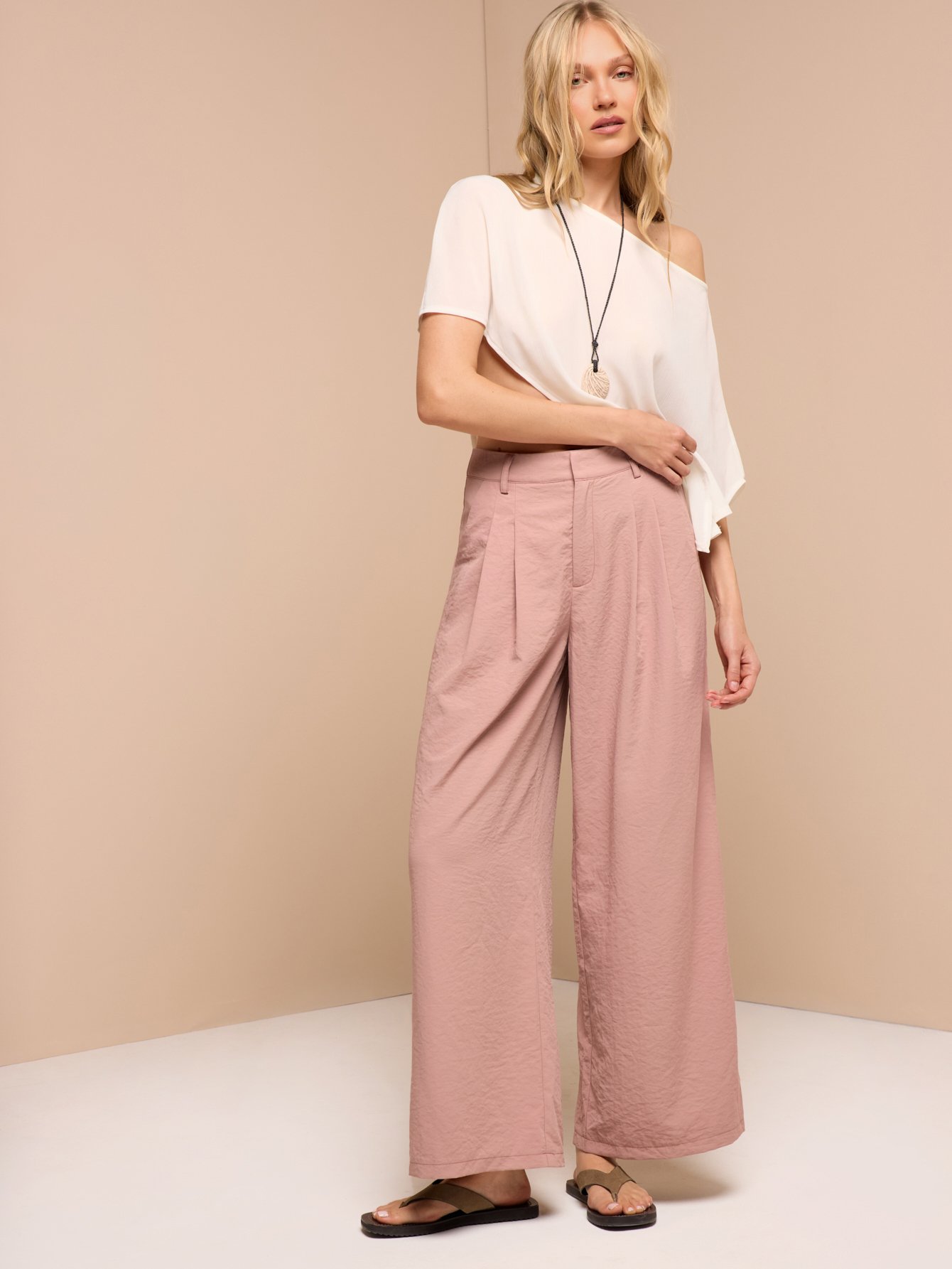 Pantalon À Jambes Larges Plissées Et Taille Haute Avec Silhouette Longue