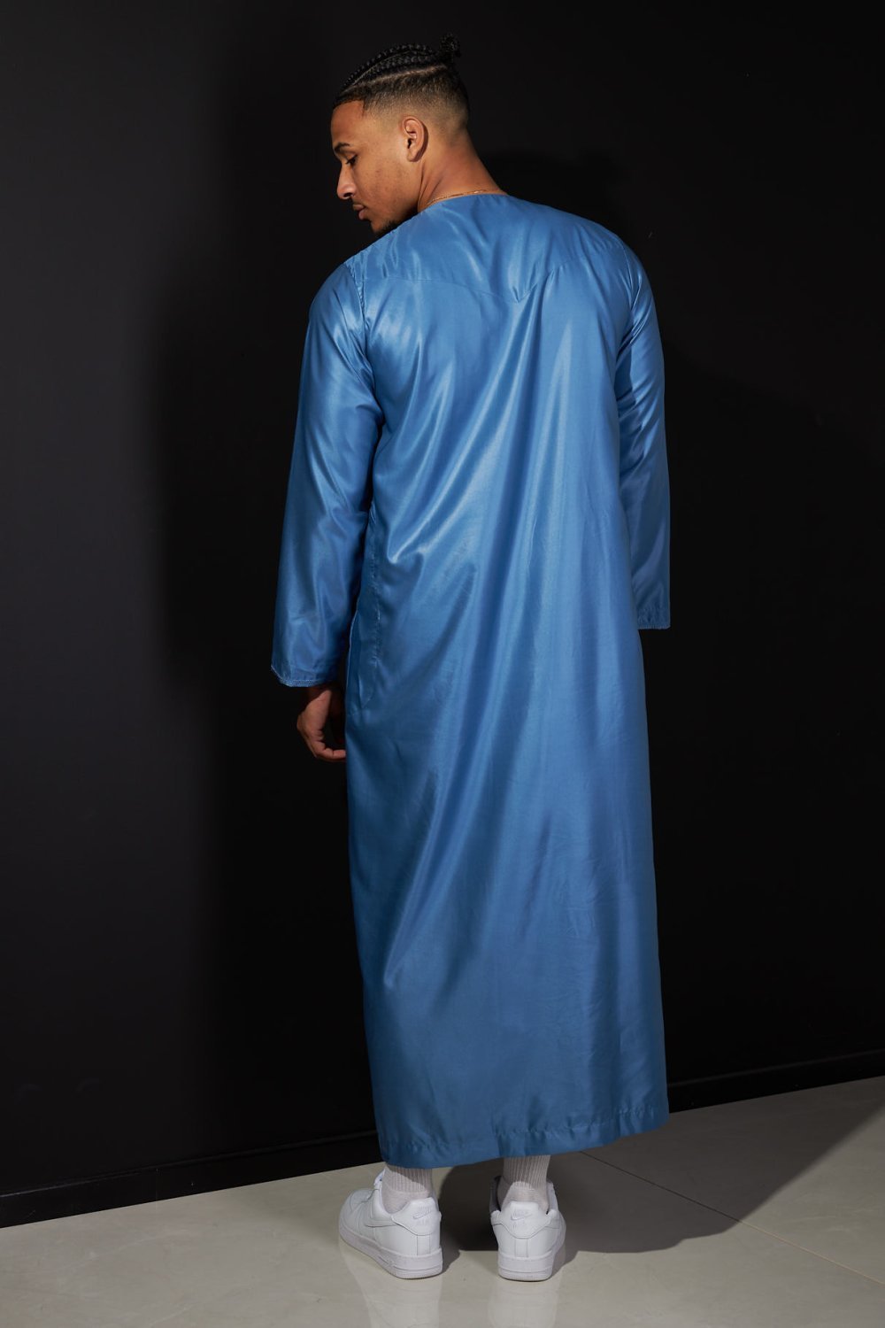 قميص ساتان أزرق بكرات صغيرة