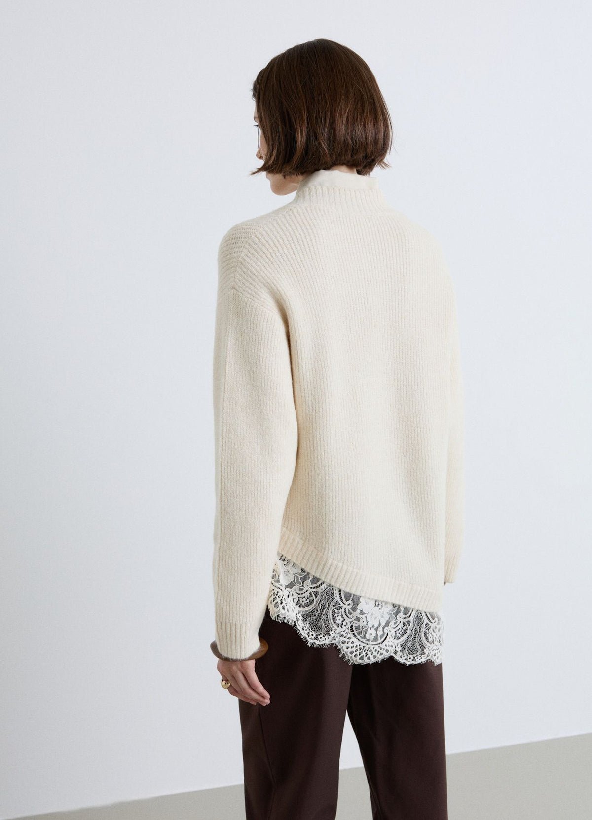 Pull doux col V à ourlet en dentelle