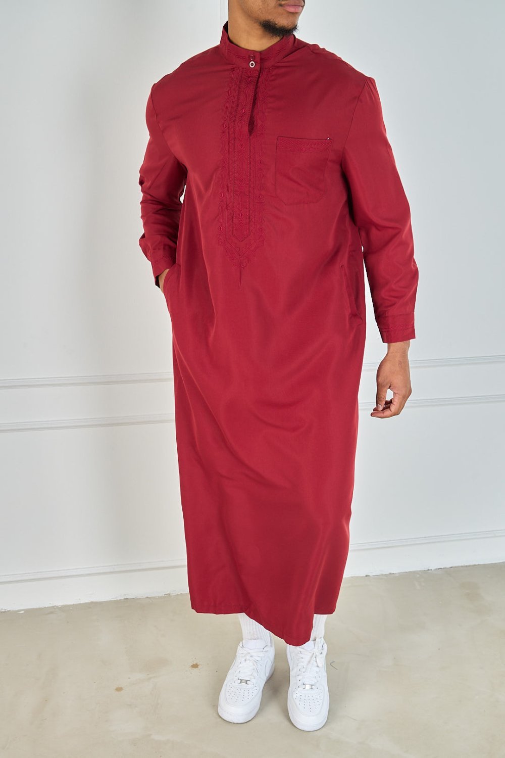 Qamis mtrrez b nefs lwen col montant bordeaux