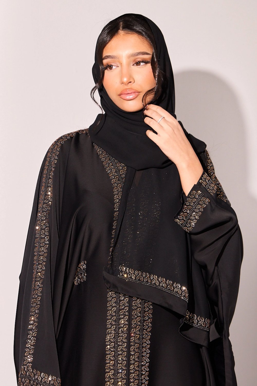 Abaya à strass feuilles et bandes noire