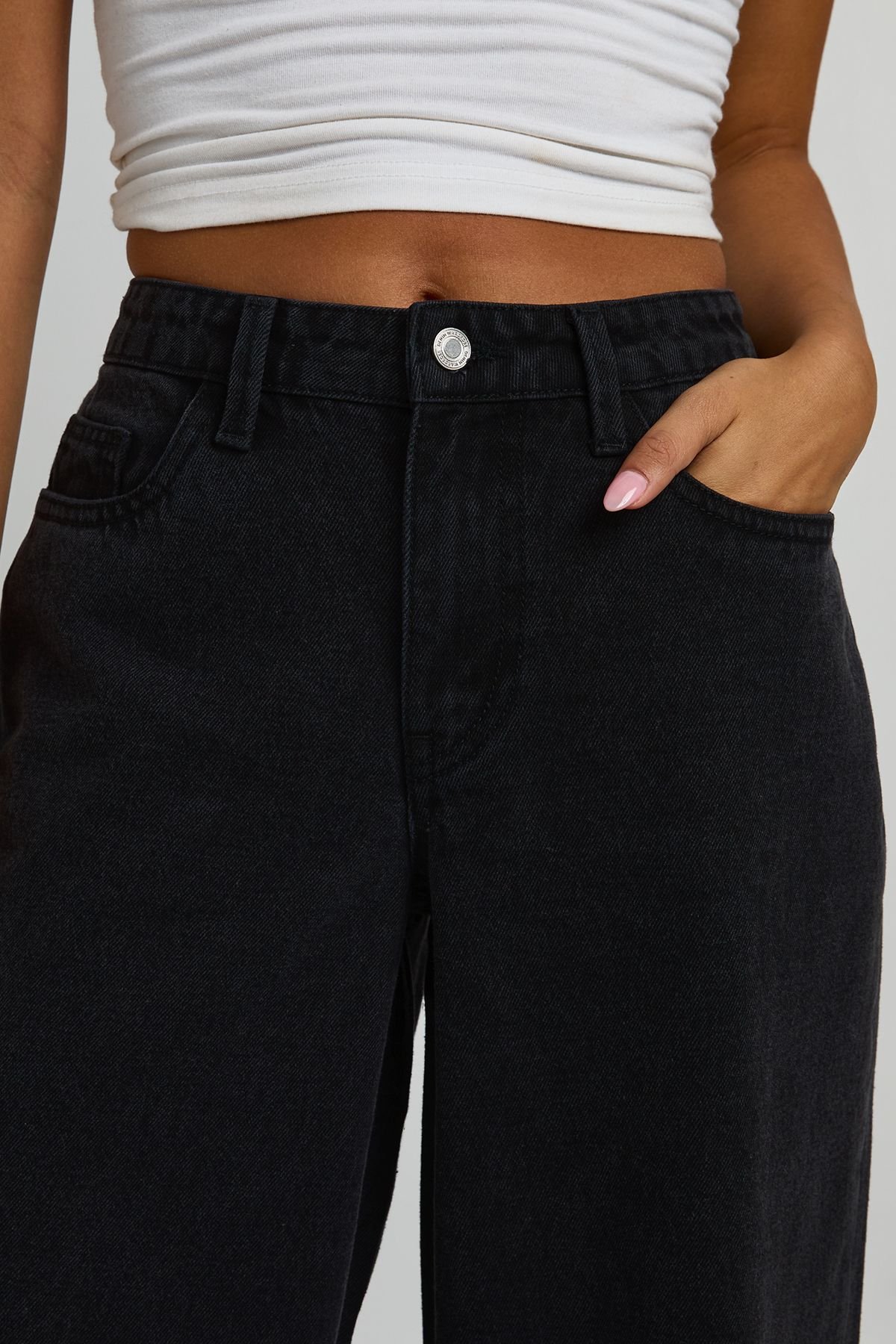 Mid-rise relaxed-fit wide-leg jeans
