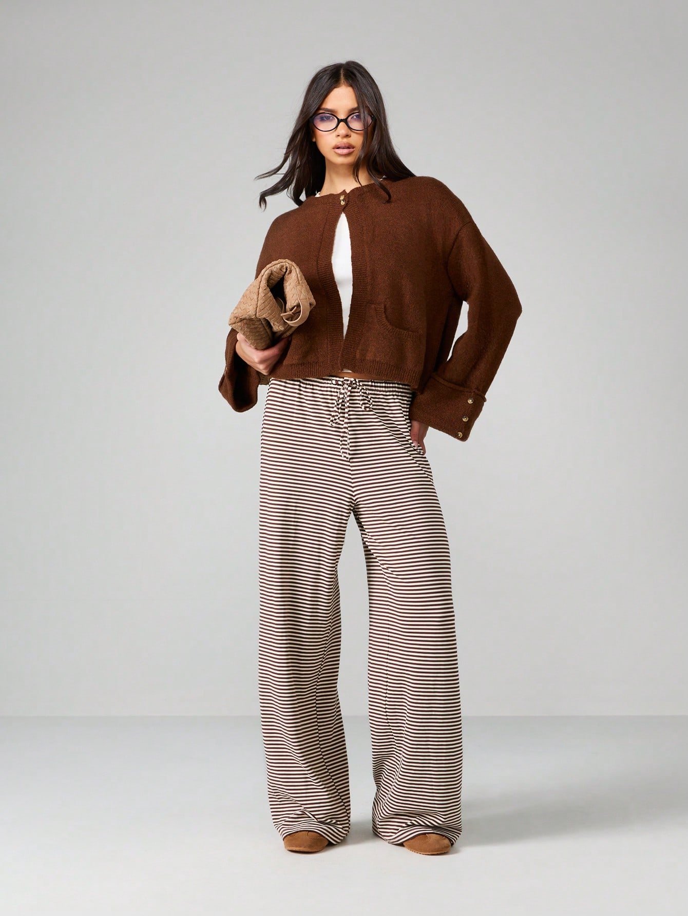 Cardigan qsir b zrar w poignets wasi3in