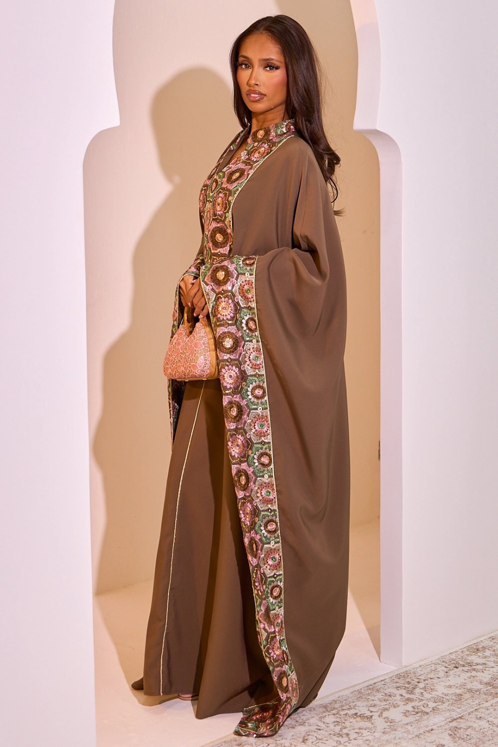 Abaya marron à motifs floraux, sequins et pompons