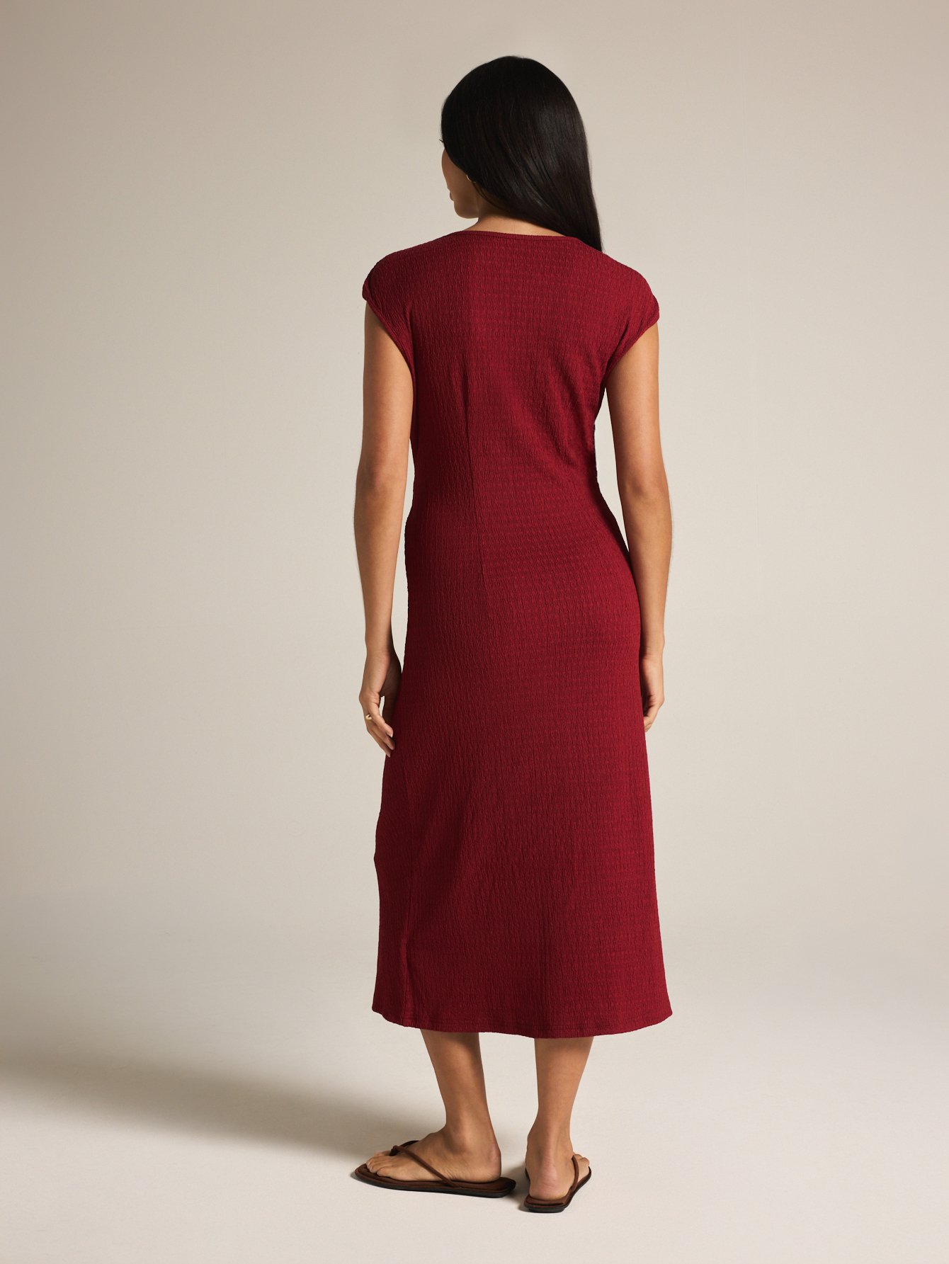 Robe fourreau midi en maille froissée à lien latéral