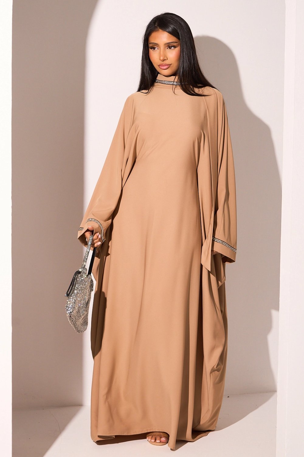Abaya cintrée col rond à strass camel