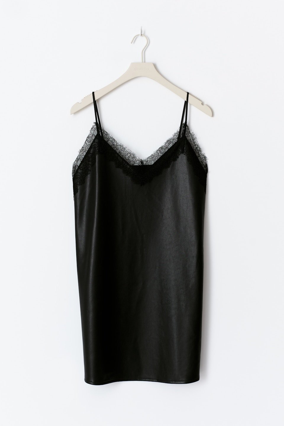 Robe courte en faux cuir à empiècement dentelle