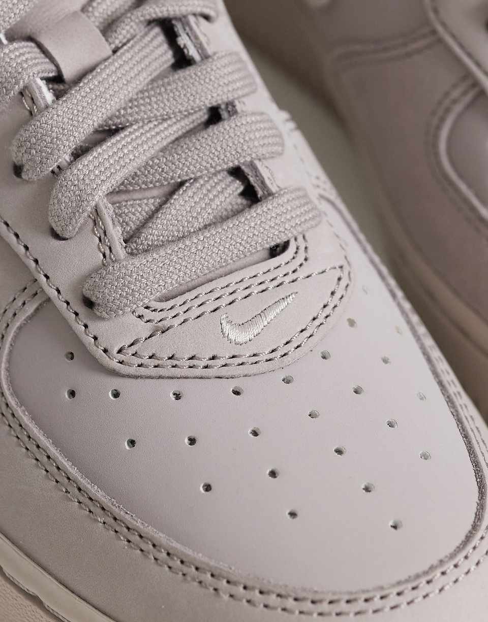 حذاء رياضي Air Force 1 Retro باللون الرمادي الفاتح