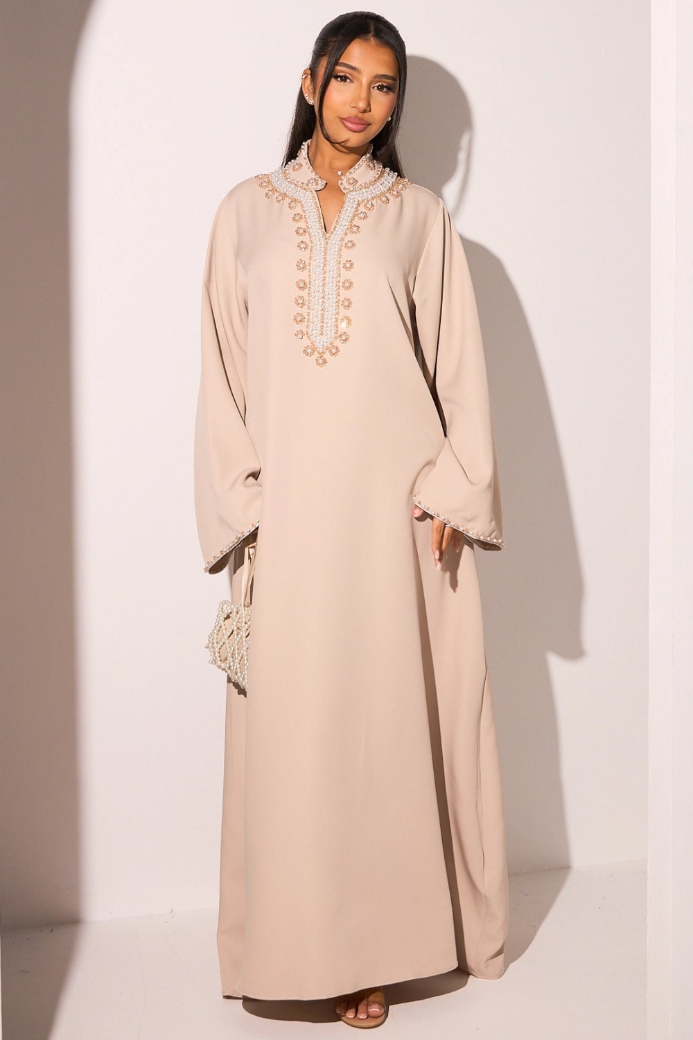 Abaya col V à fleurs perlées taupe