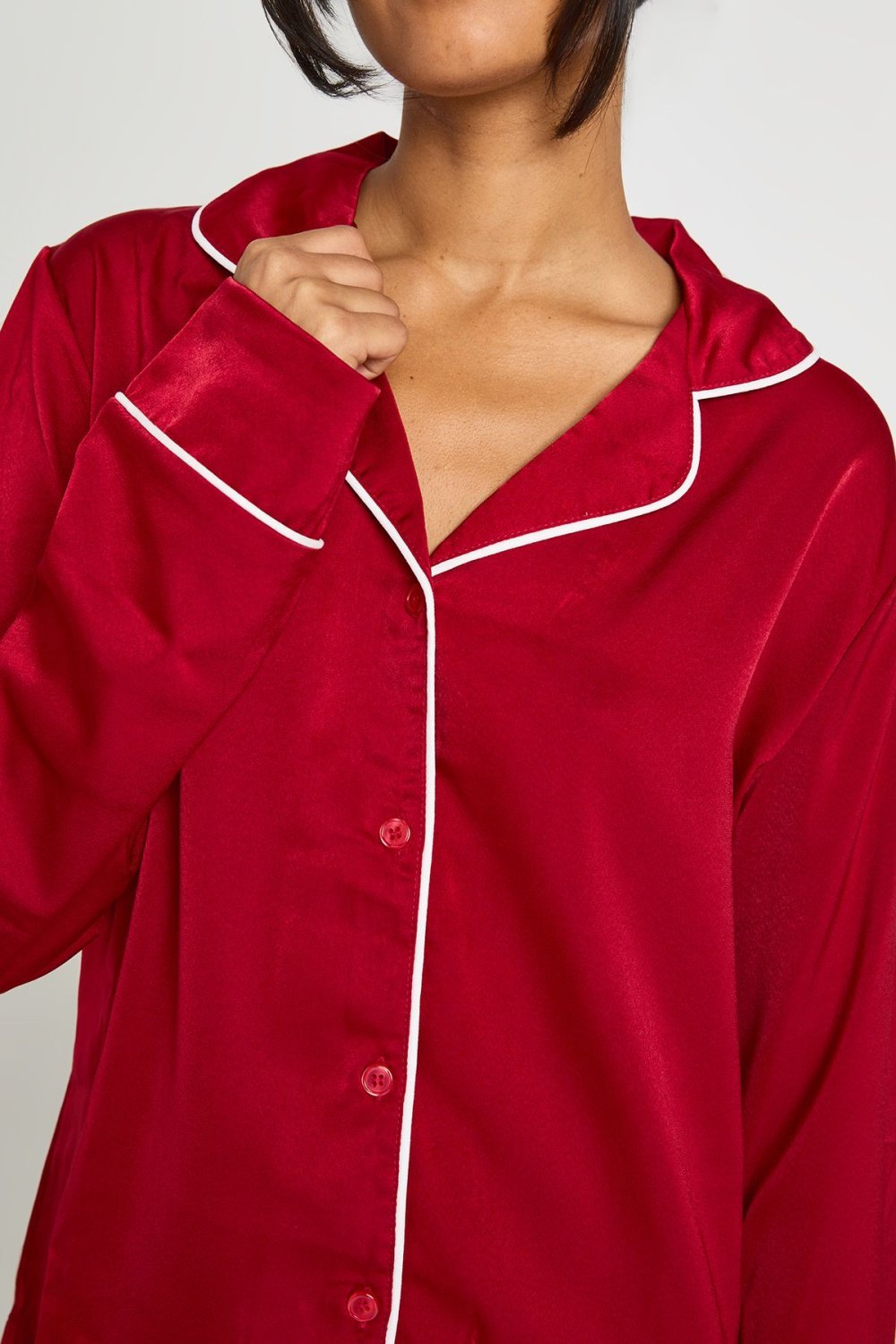 Pyjama chemise et pantalon en satin à passepoil