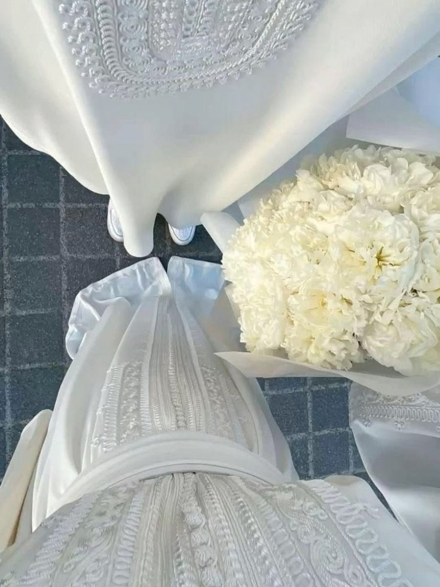 Caftan blanc à encolure travaillée en crêpe