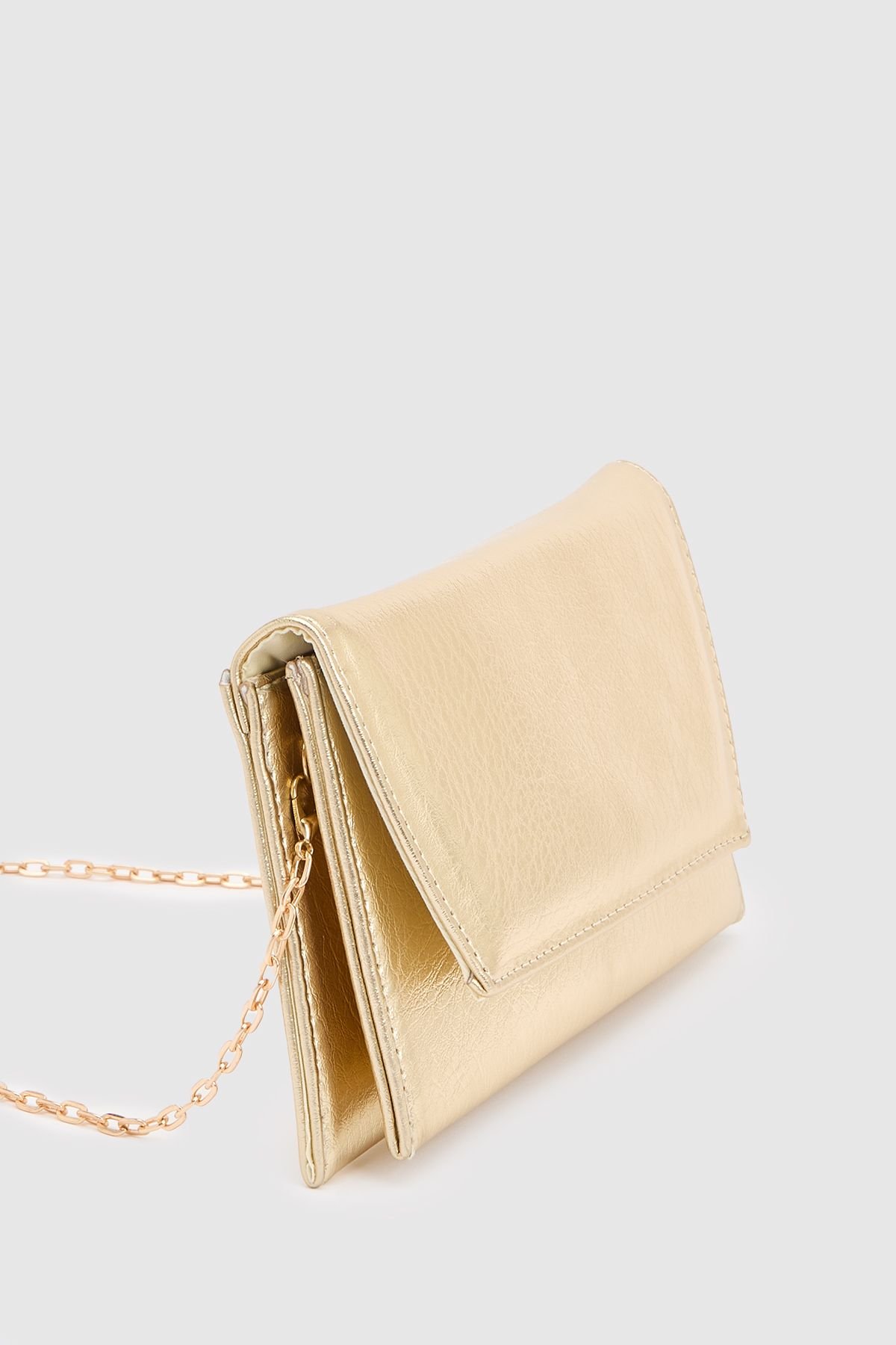 Metallic flap clutch with chain