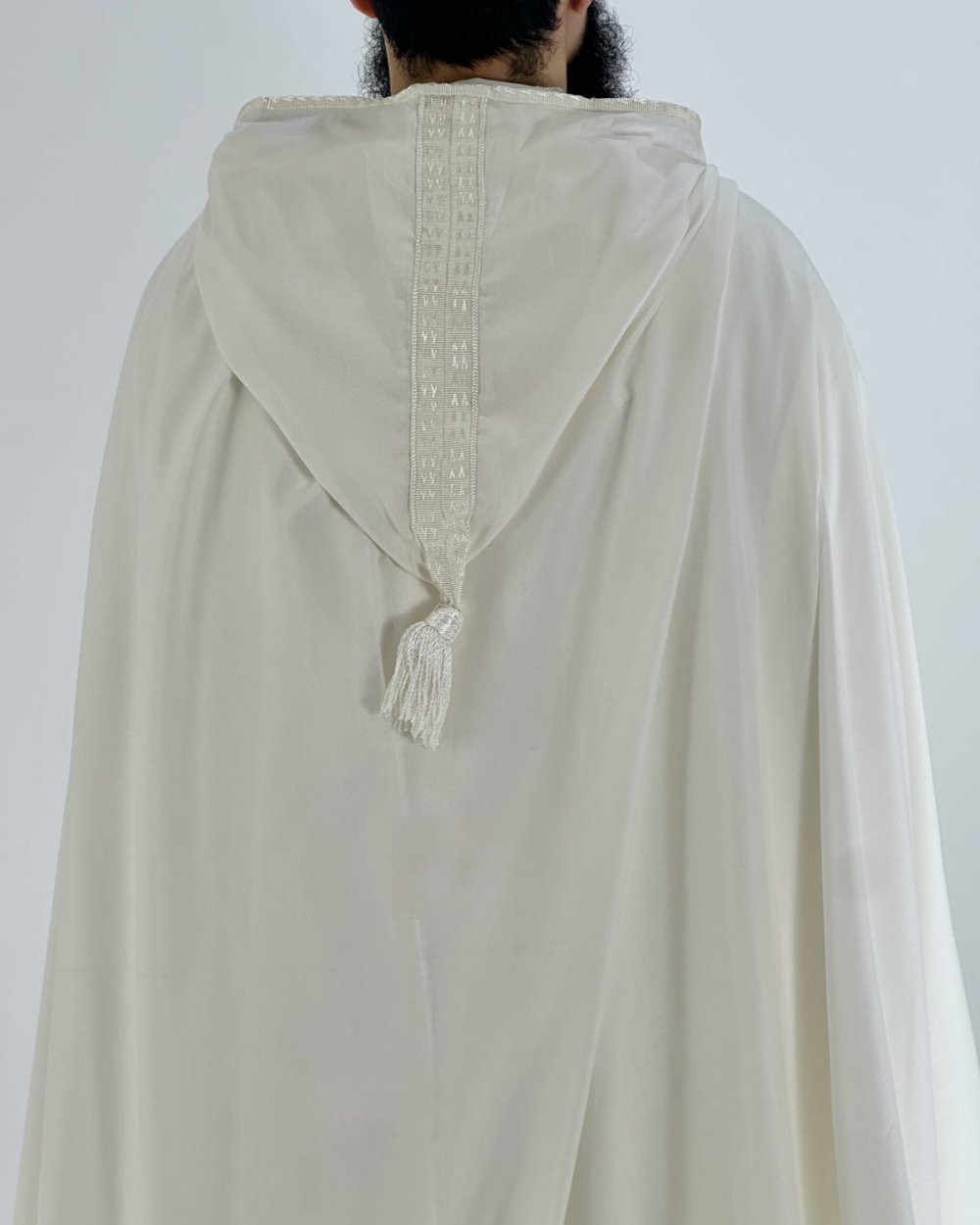 Selham à capuche et pompon blanc cassé
