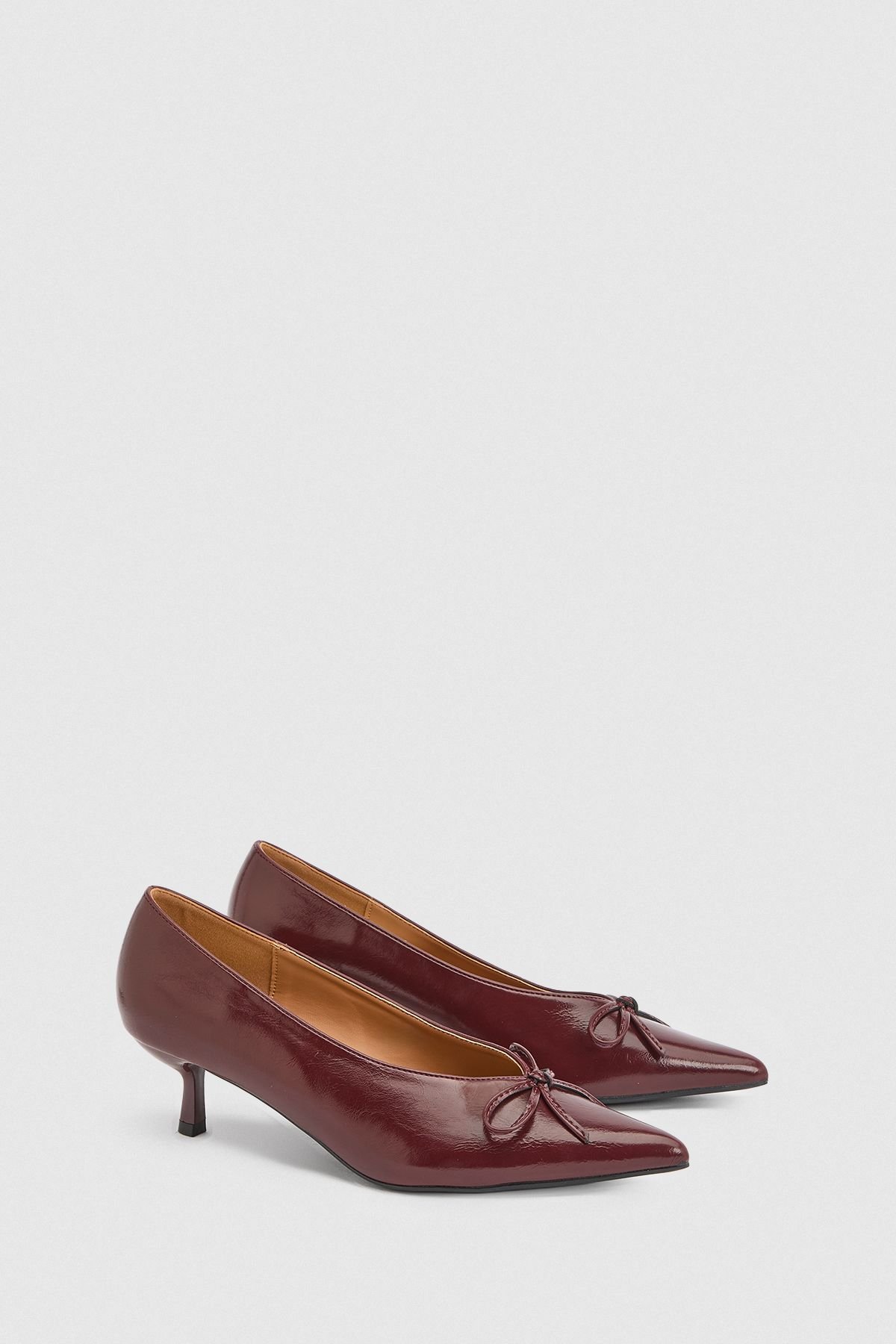 Low heel pumps with decorative bow