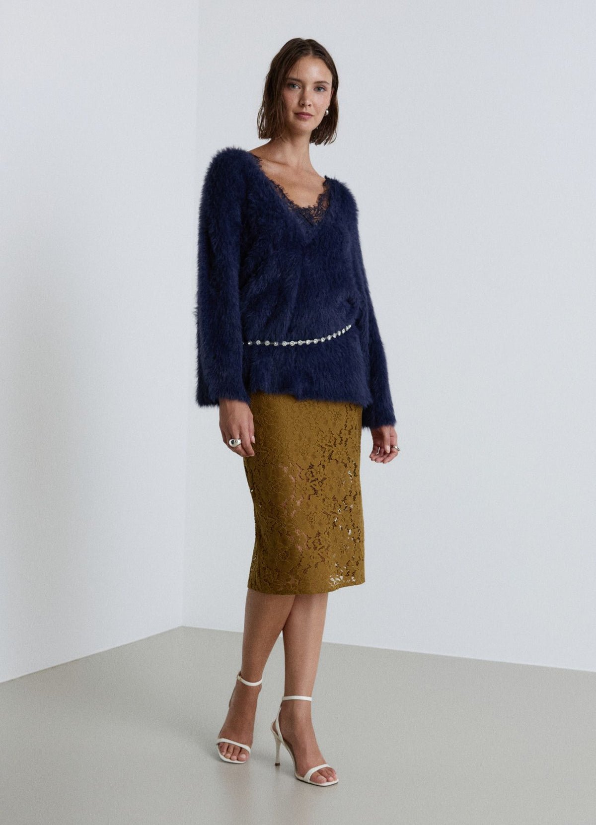 Pull doux col V à dentelle