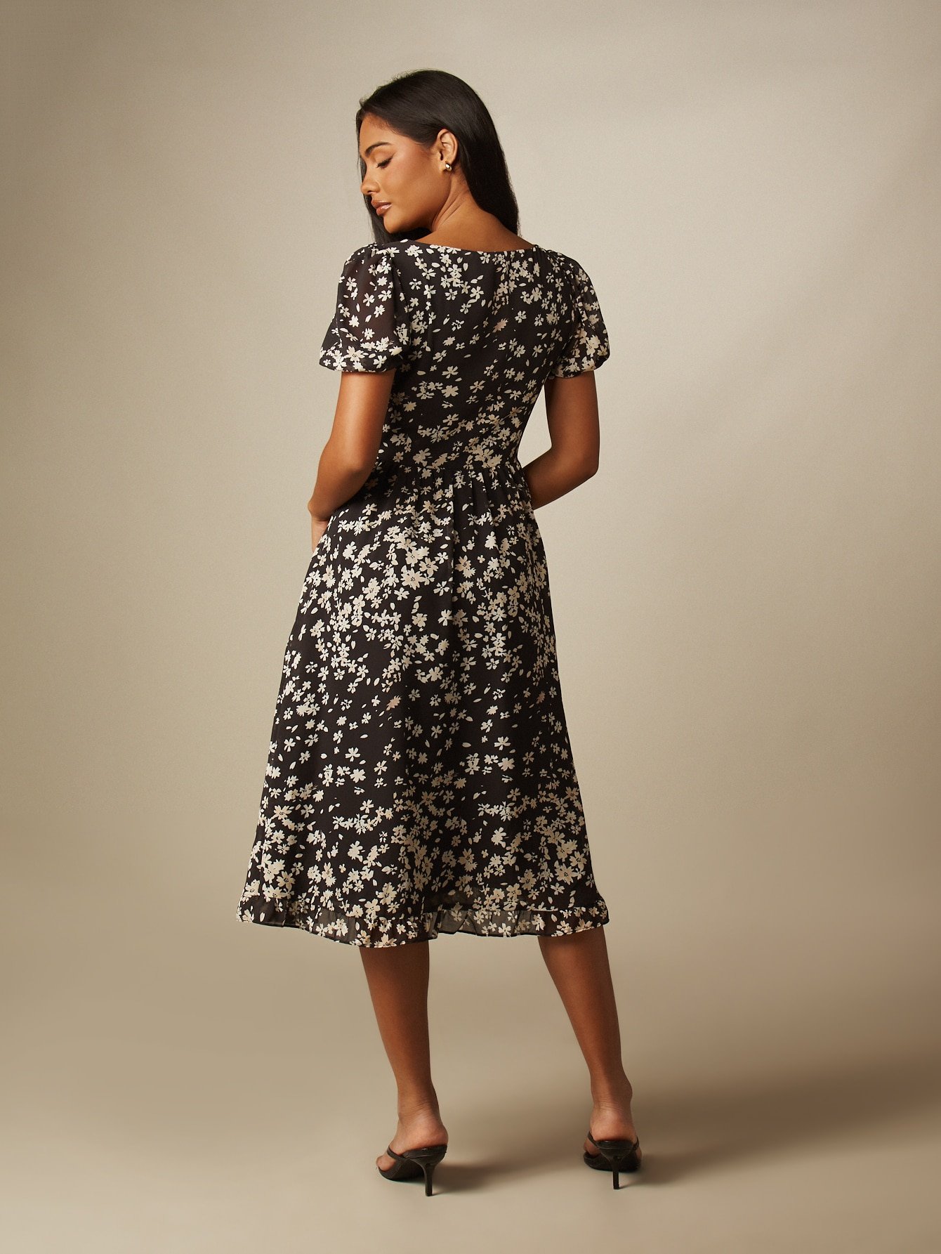 Robe midi b nwar w kmam bouffants
