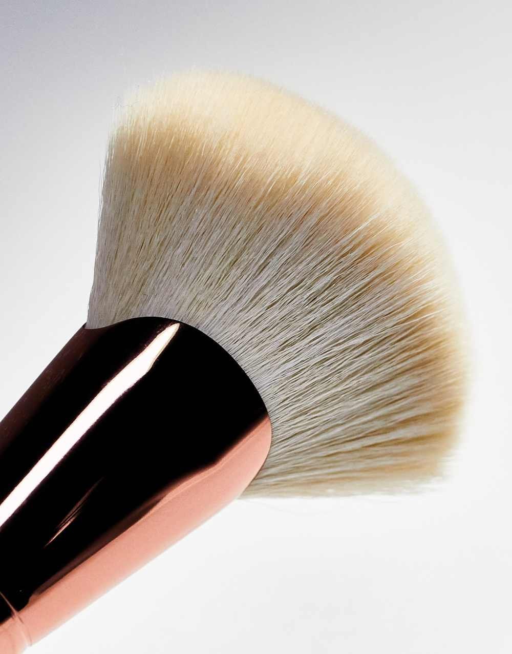 Pinceau éventail pour poudre bronzante - 143S