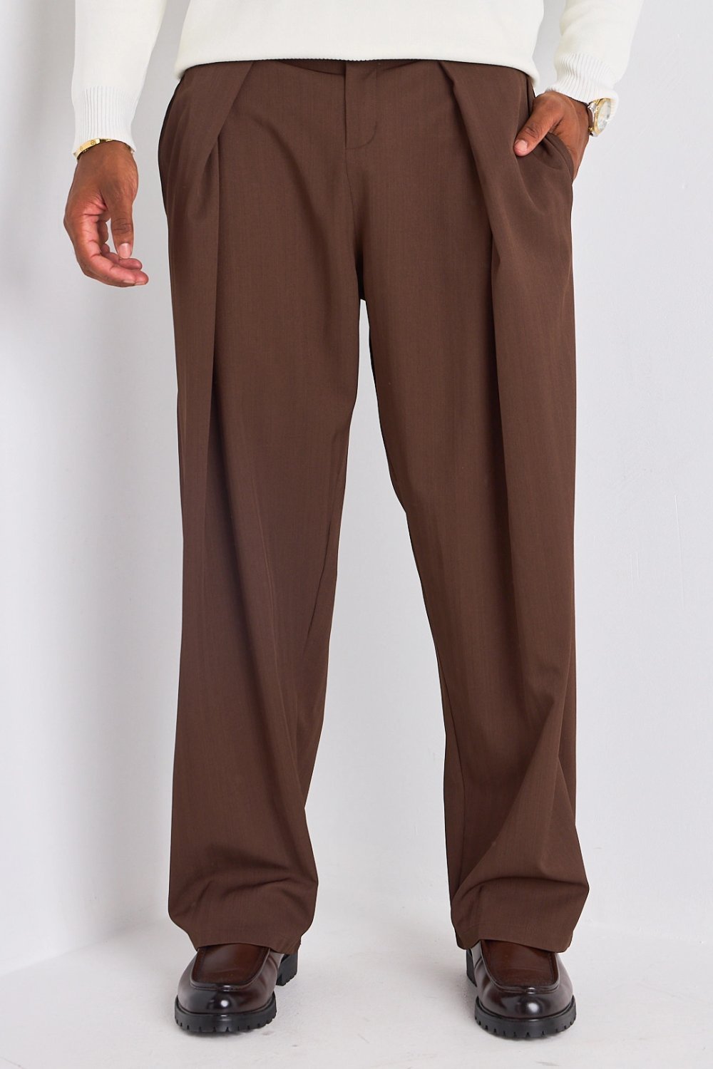 Brown straight-leg pleated trousers