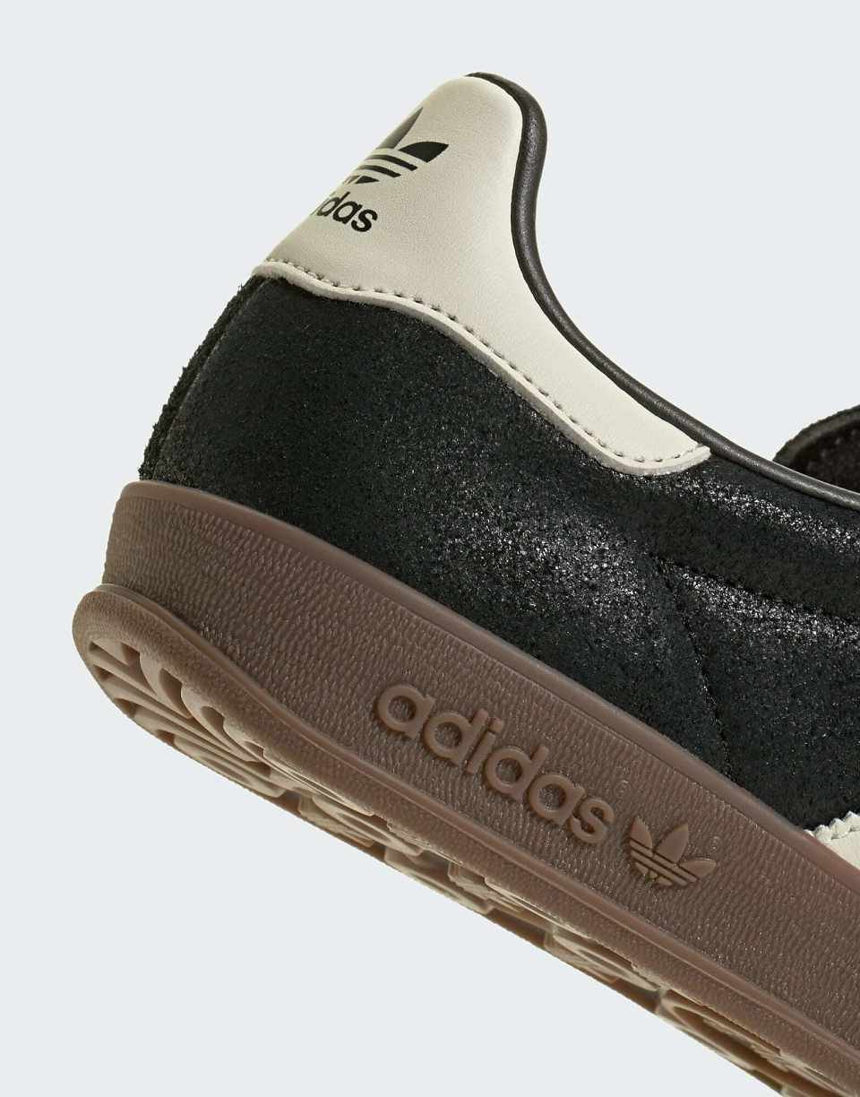 حذاء رياضي Gazelle Indoor بالأسود والأبيض