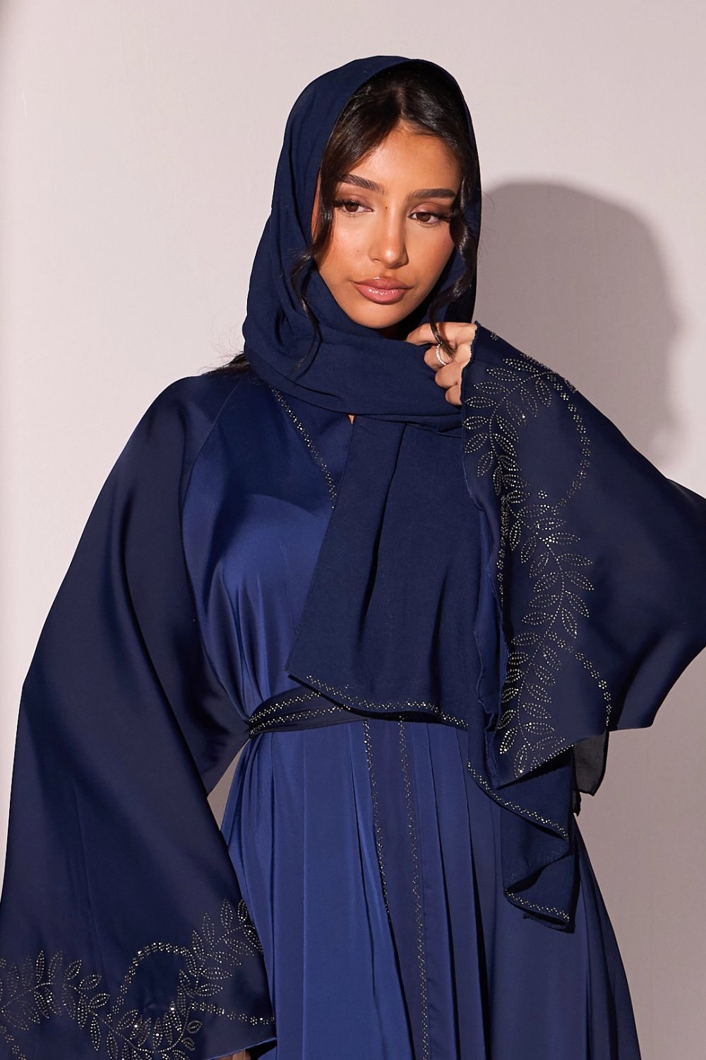 Abaya manches évasées à ligne de strass bleu foncé