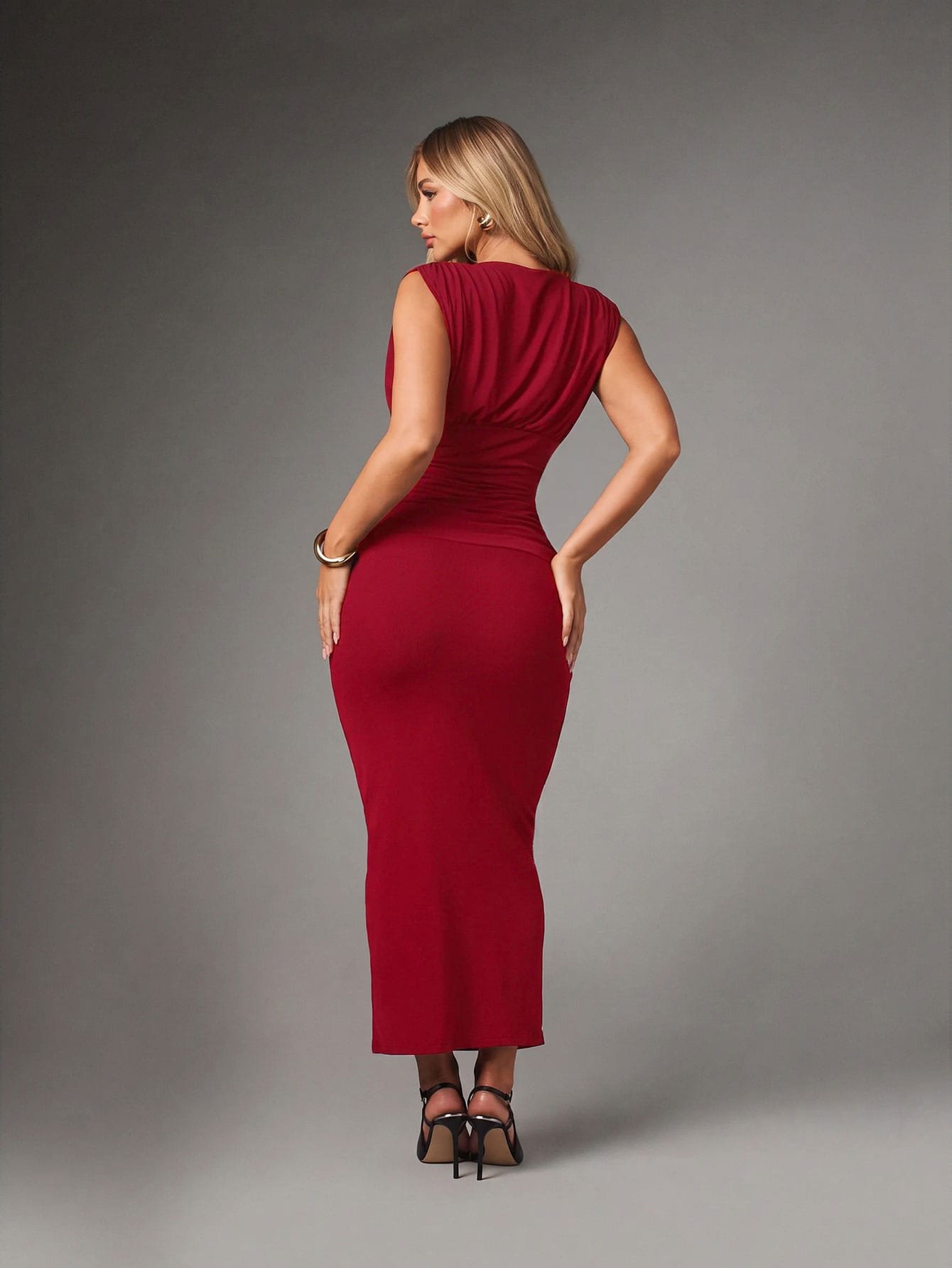 Robe midi moulante froncée b encolure drapée