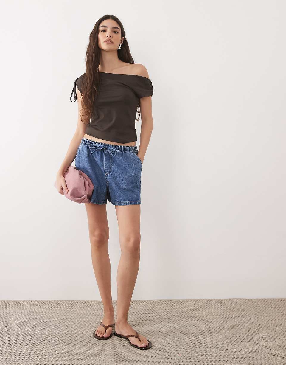 Off-the-shoulder top with ties in chocolate