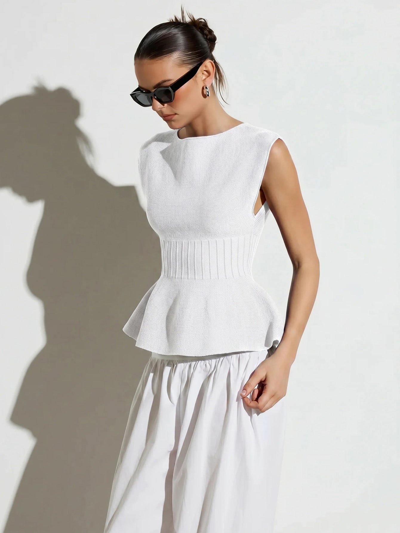 Top En Tricot Sans Manches À Volants Avec Encolure Bateau Et Détail Côtelé Cintré