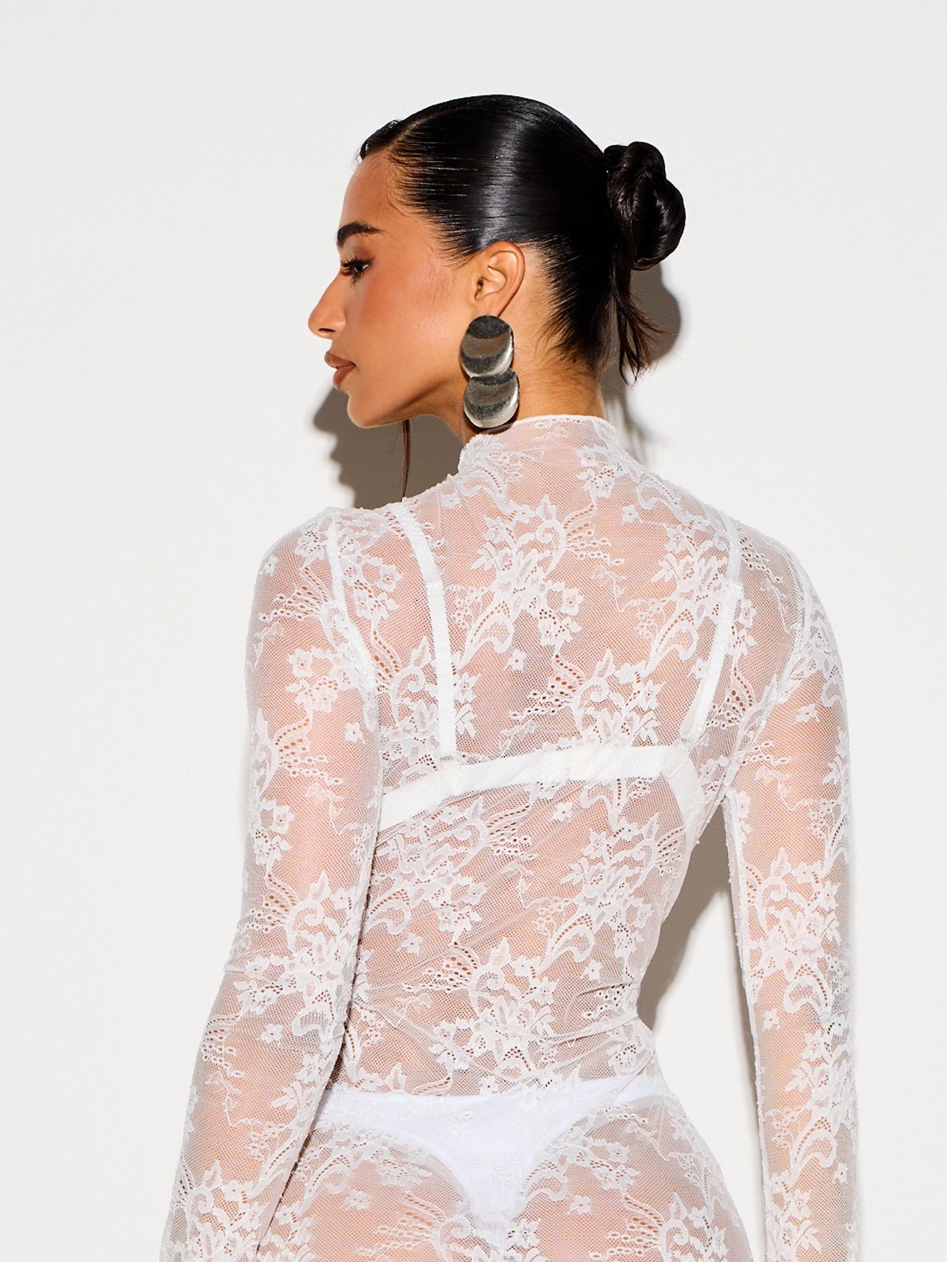 Robe mini en dentelle fleurie transparente
