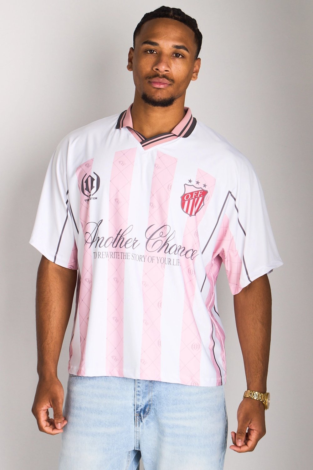 T-shirt col V à écusson blanc et rose clair