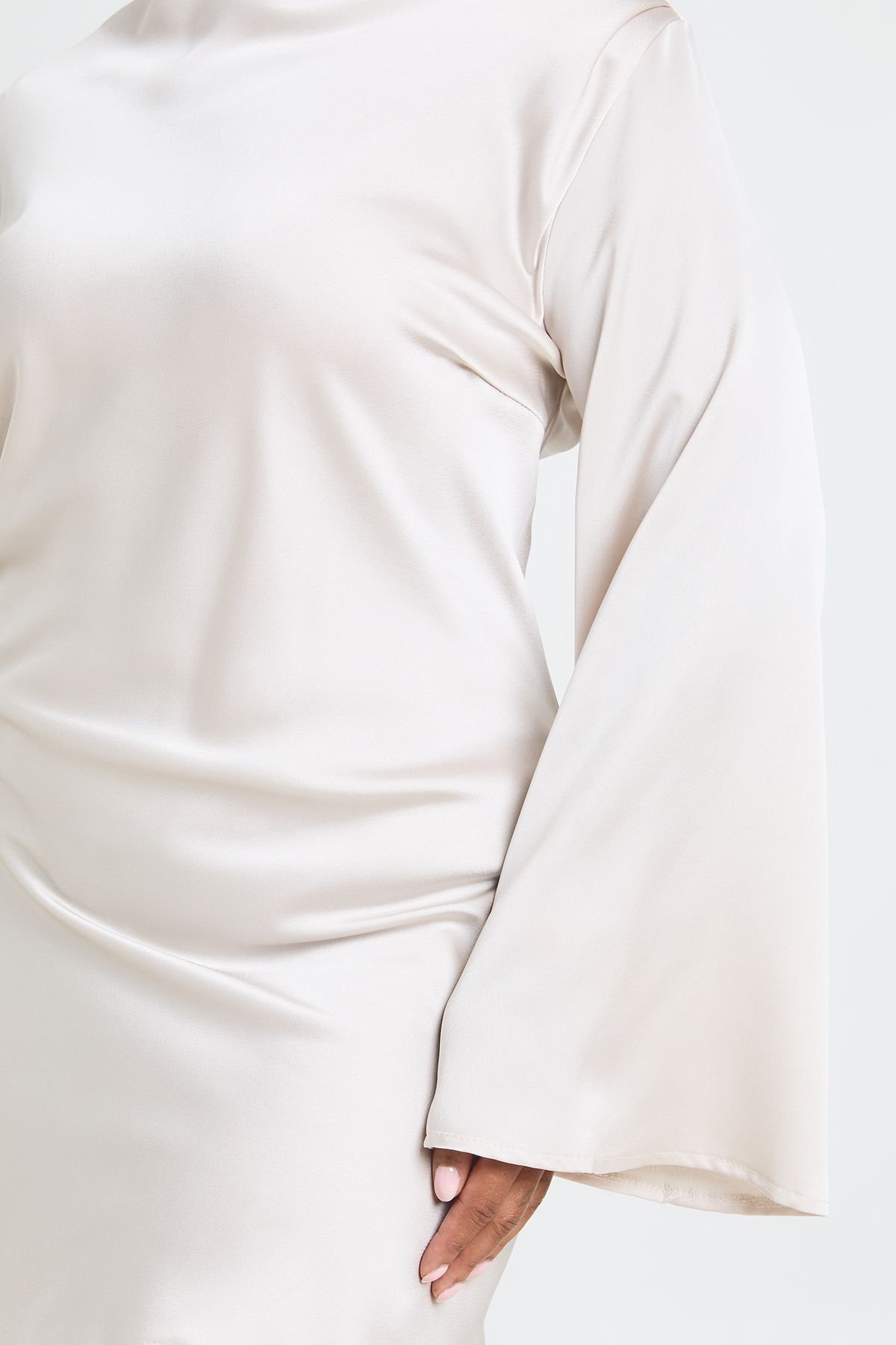 Robe Droite Satinée Grande Taille À Encolure Asymétrique Et Détails Froncés