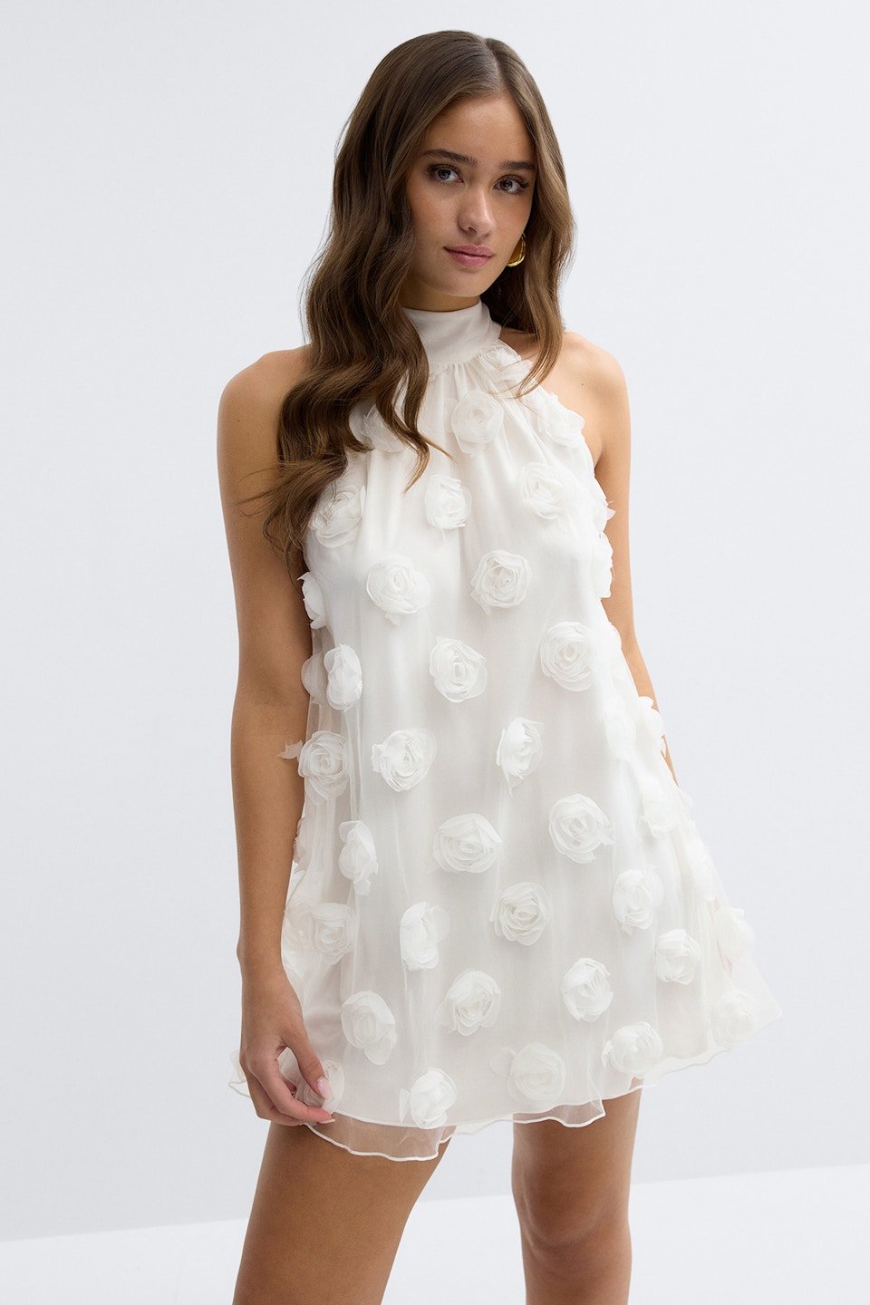 Robe courte dos nu à détails floraux
