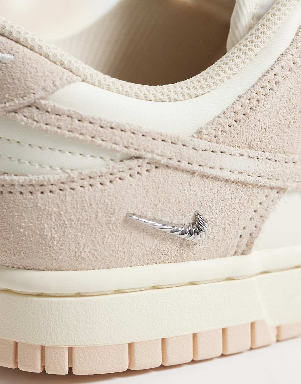 حذاء رياضي Dunk Low بالأبيض والبني الفاتح