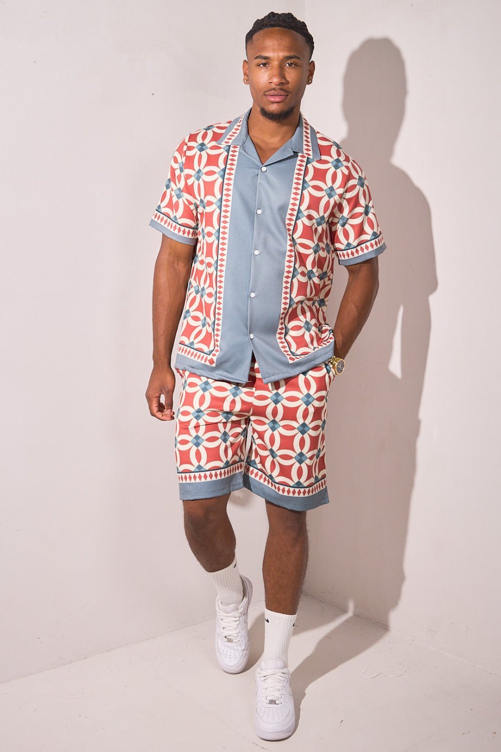 Ensemble chemise et short géométrique gris