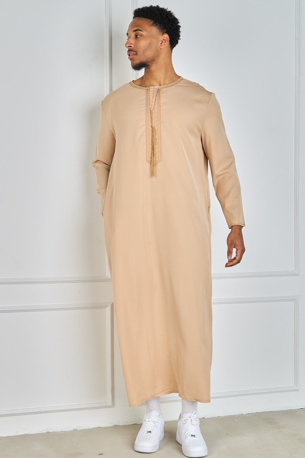 Beige stretch qamis with embroidered round neck