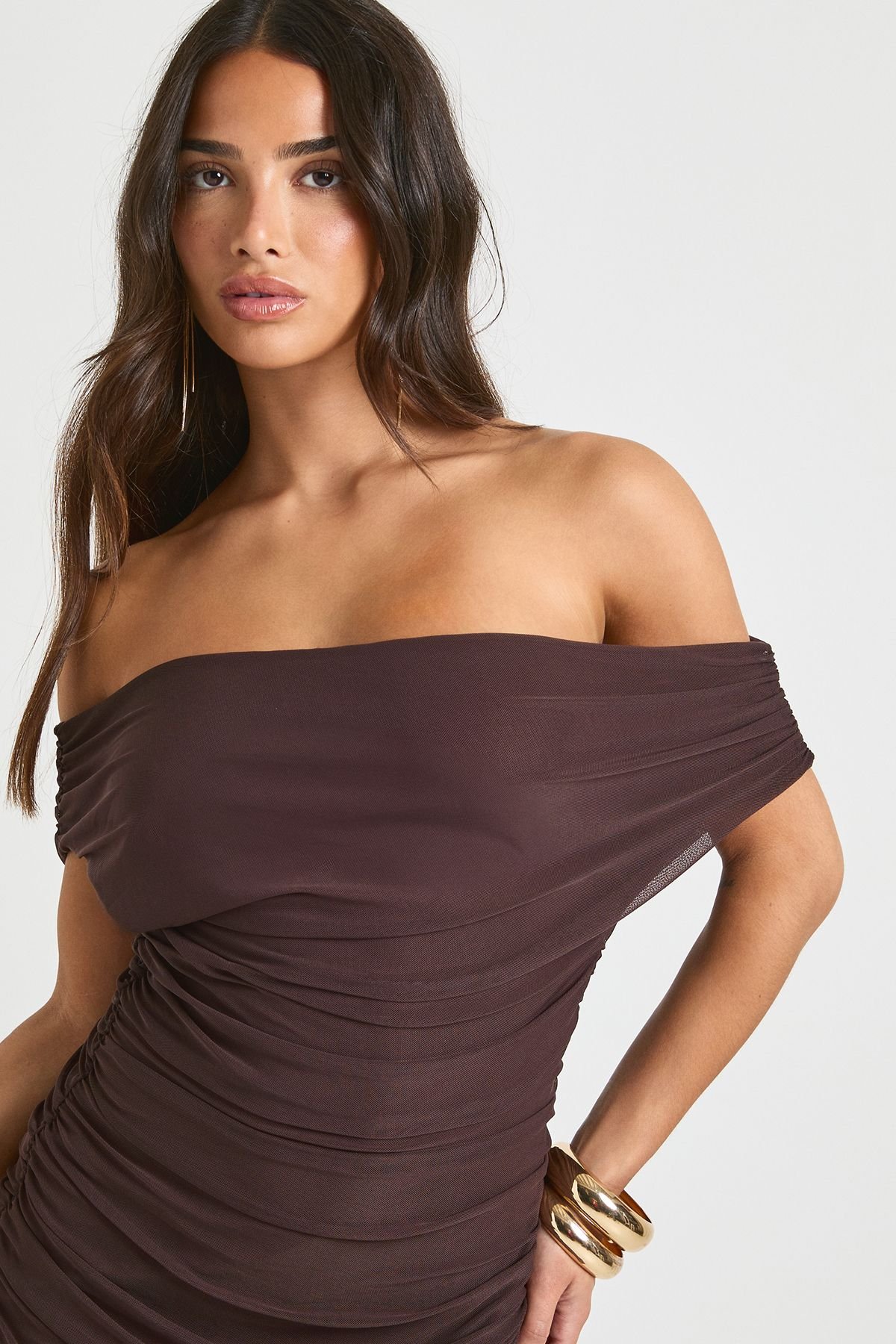 Robe longue en maille à épaules dénudées
